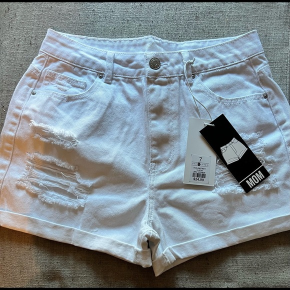 White distressed denim shorts. Never worn size 7 - Picture 3 of 4